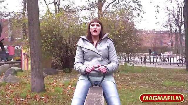 ზაფხულში bite იგი აპირებს წასვლა ტუალეტის სადო - მაზოხიზმი სახლთან გაზონის.