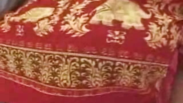 გოგონა ყალიშვილობის დაკარგვა შორტები უკვე იჯდა ბიჭი Dick.